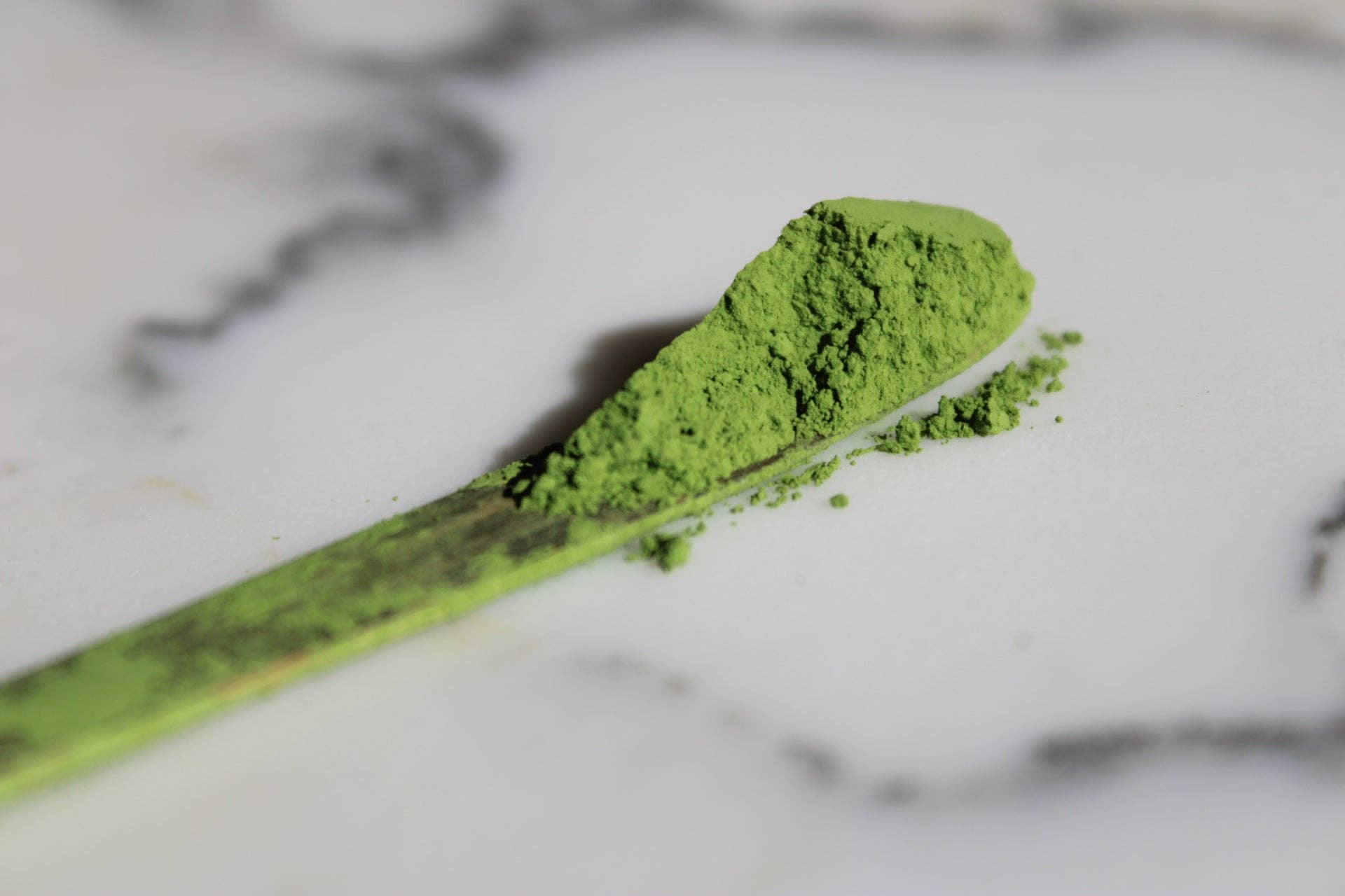 Seremonialaatuinen luomu matcha Ujista Japanista – vihreä tee jauhe tyylikkäässä purkissa