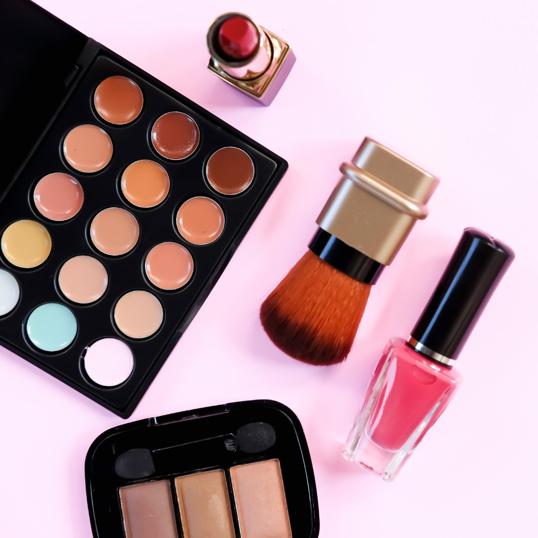 Meikit, huulikiillot, meikkivoide, concealer, bronzer, contour kasvoille