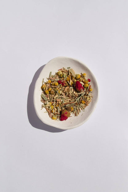 Intention Calm yrttitee – sitruunamelissa, kamomilla ja ruusun terälehdet – kofeiiniton rentouttava tee purkissa