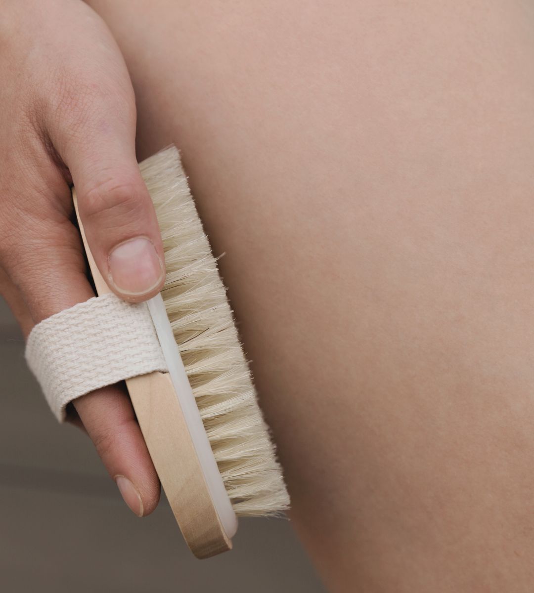 Kuivaharjaus on yksinkertainen mutta tehokas tapa pitää iho sileänä ja keho virkeänä. Se aktivoi pintaverenkiertoa, poistaa kuollutta ihosolukkoa ja tukee kehon luonnollista puhdistumista.